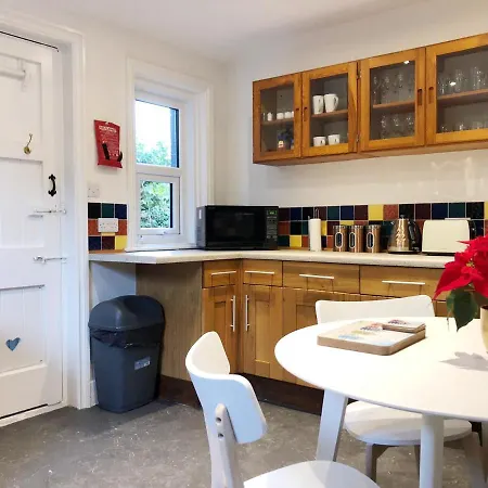 Spacious 3-Bed Coastal Stay Sleeps 6 Parking Groups Welcome-2