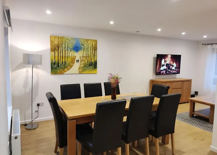 3 Bedroom House, Garden, Bbq, Parking 3 Cars, Wi-Fi, Smart Tv, Stay For Work, Close To The Beach, Shops, Hospital, Airport