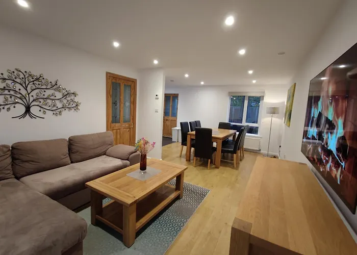 3 Bedroom House, Garden, Bbq, Parking 3 Cars, Wi-Fi, Smart Tv, Stay For Work, Close To The Beach, Shops, Hospital, Airport