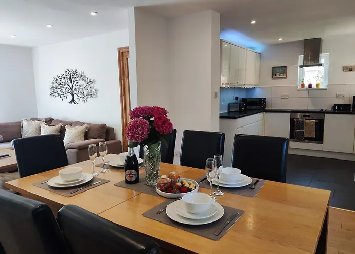 3 Bedroom House, Garden, Bbq, Parking 3 Cars, Wi-Fi, Smart Tv, Stay For Work, Close To The Beach, Shops, Hospital, Airport