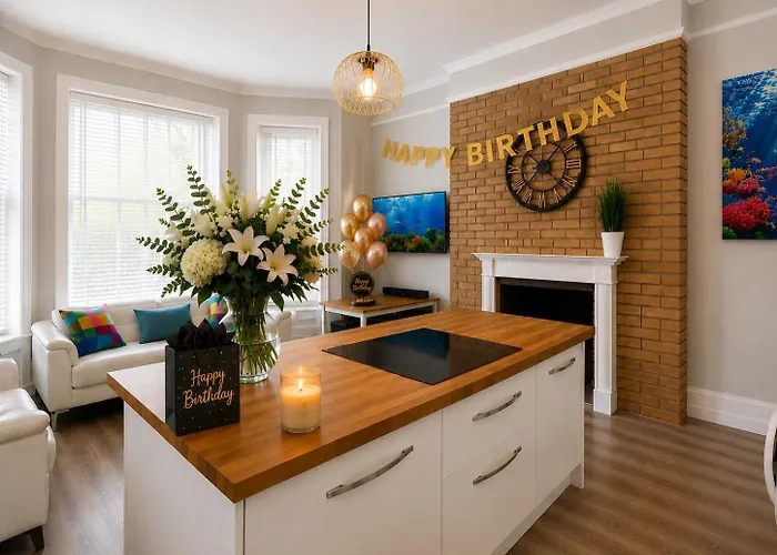 The Bournemouth Haven - Brought To You By Coastline Retreats - Grand 2 Bedroom Luxury Apartment - 3 Mins Walk To Beach - Superfast Wifi - Sleeps 6